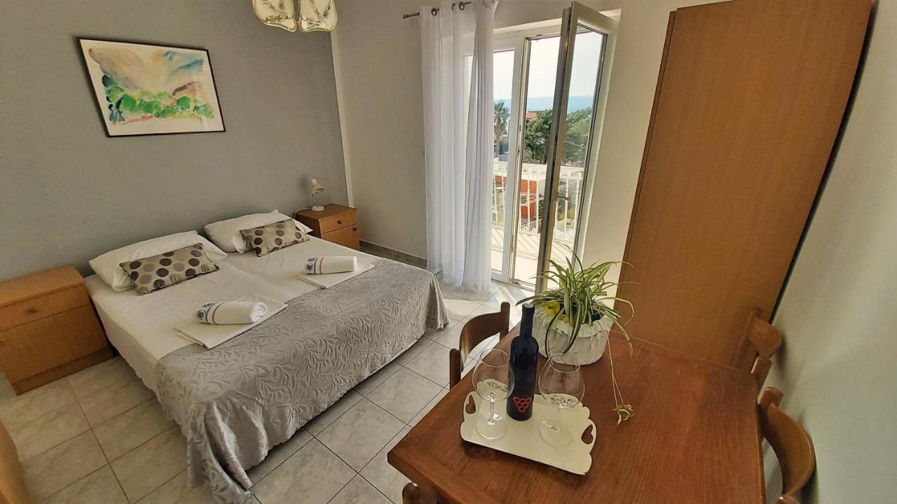 Apartments Mandalinic Omis Bagian luar foto