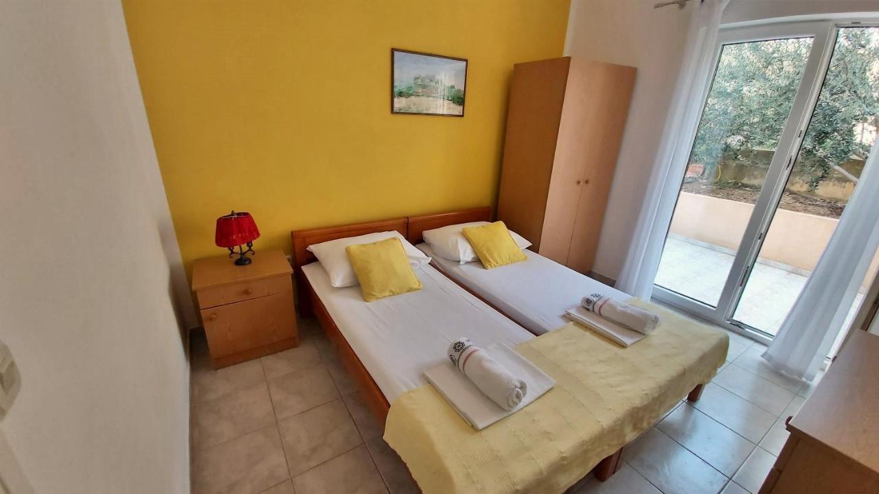 Apartments Mandalinic Omis Bagian luar foto