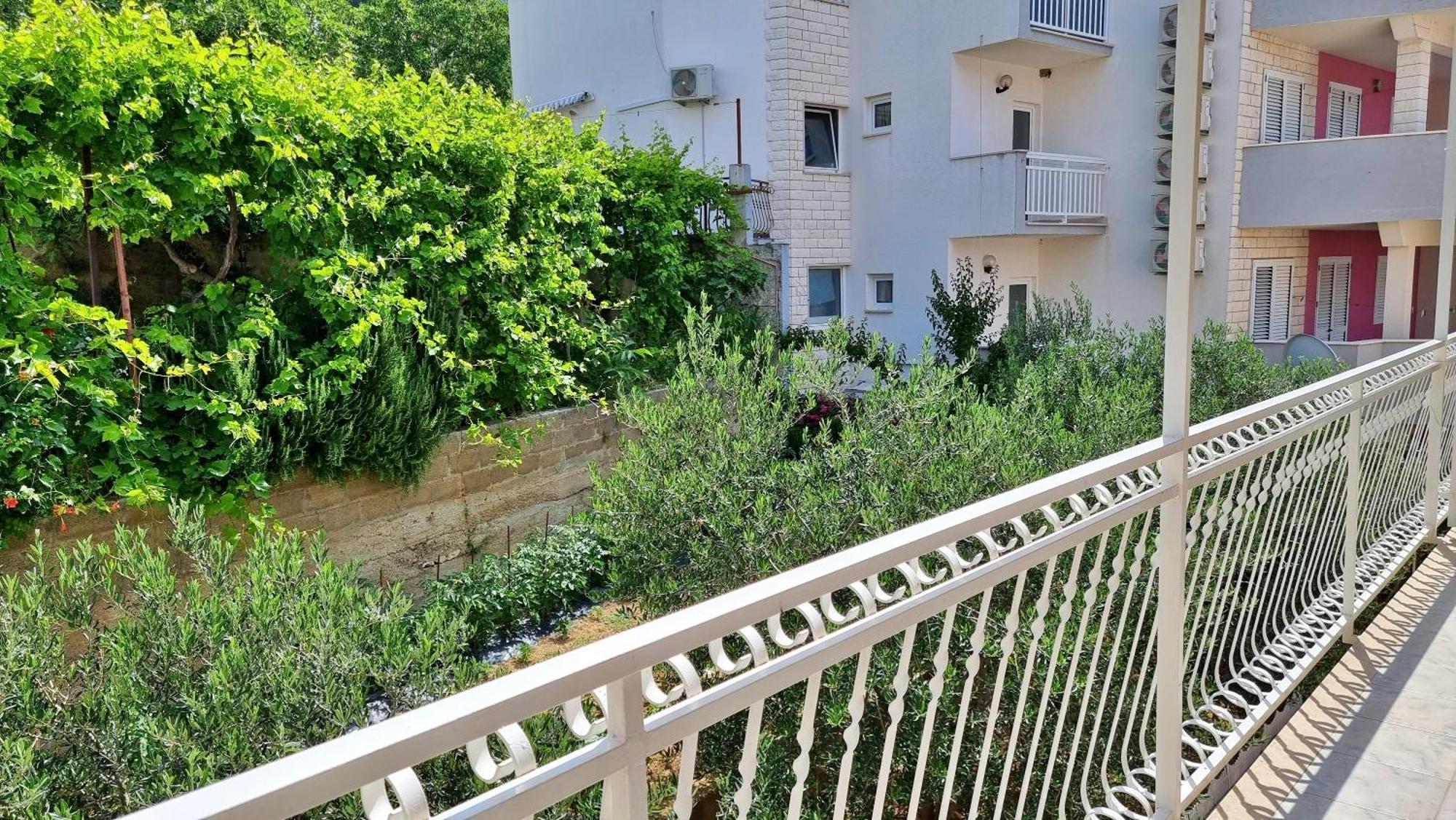 Apartments Mandalinic Omis Bagian luar foto
