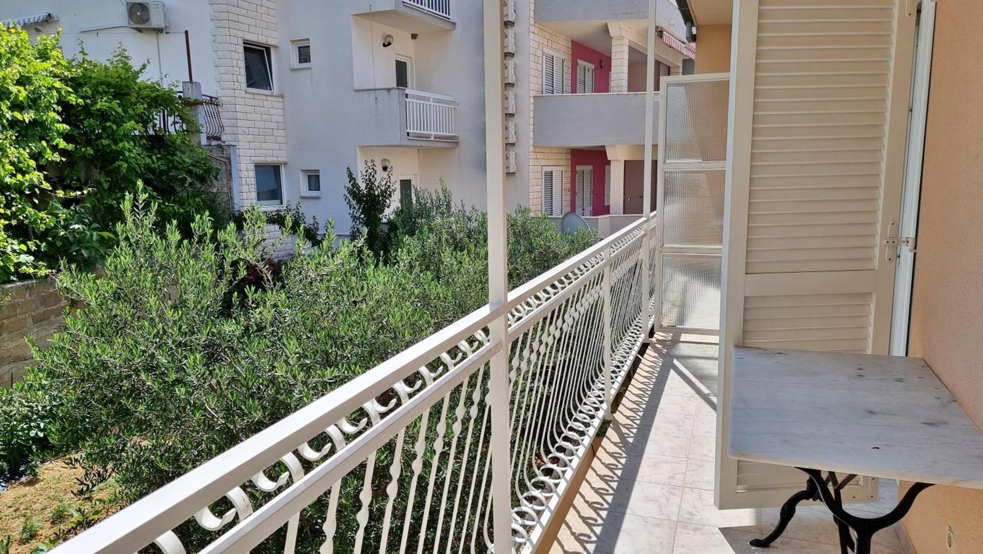 Apartments Mandalinic Omis Bagian luar foto