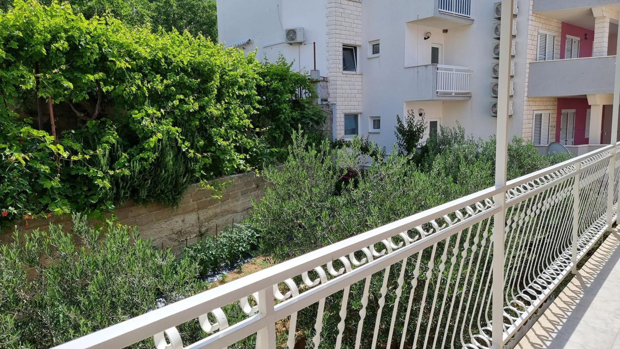 Apartments Mandalinic Omis Bagian luar foto